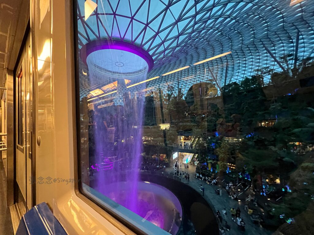 雨漩渦樟宜機場 Skytrain 經過 Jewel 雨漩渦